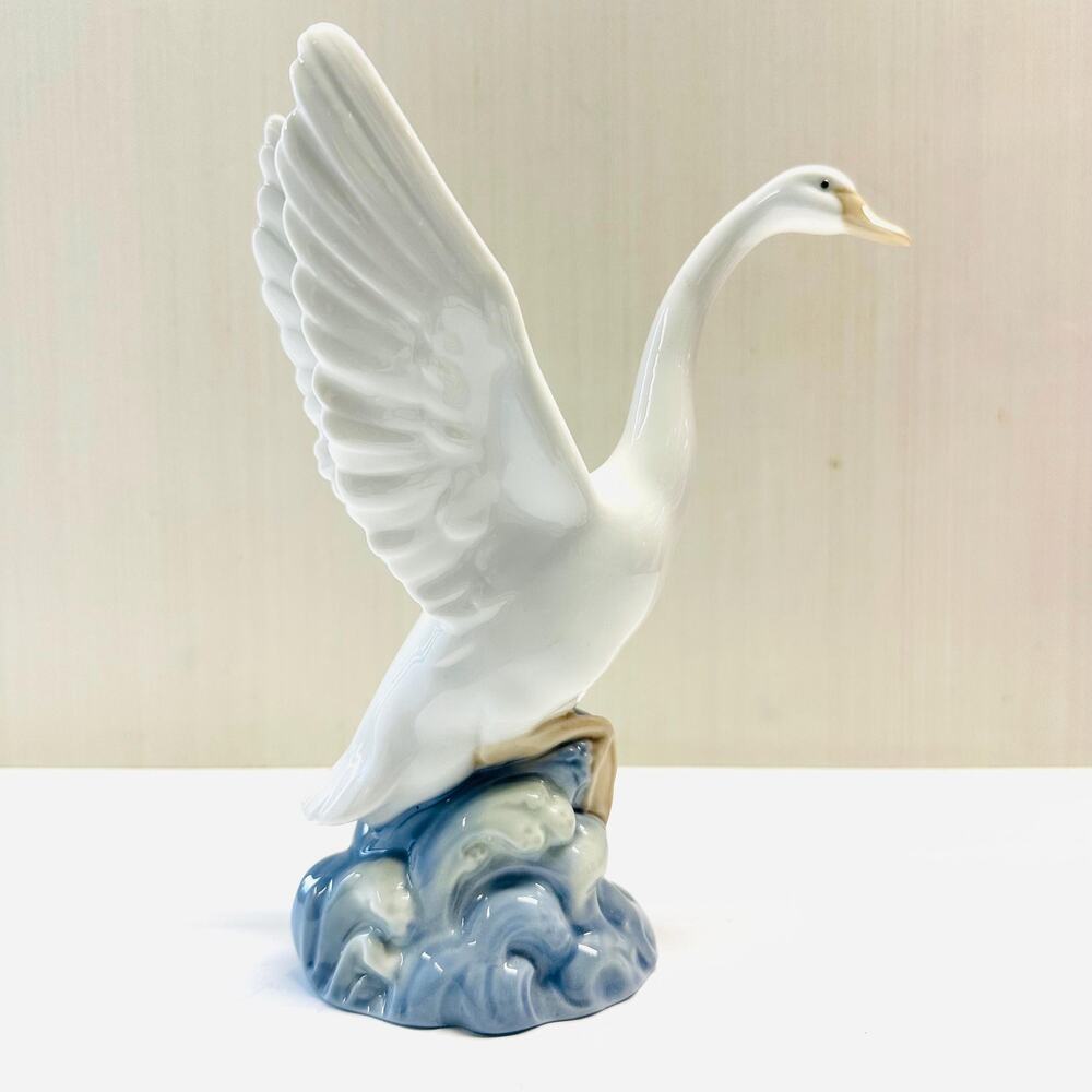 NAO by Lladro Swan Figurine Porcelain Made in Spain